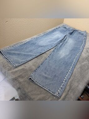 Wide Leg Pearl-Trim Light Wash Jeans size 28